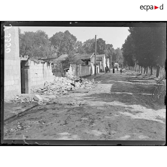 Châlons-sur-Marne (Marne). 6 rue des Vieilles Postes. Maison atteinte par une bombe d’avion, nuit du 18 au 19 juillet 1918. légende d’origine]