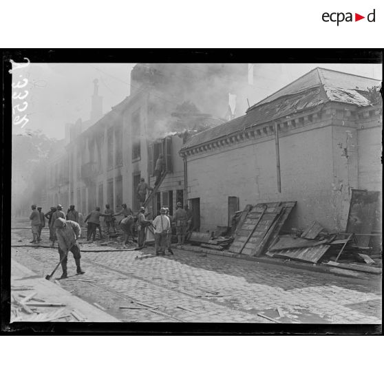 Châlons-sur-Marne (Marne). 26 rue Pasteur. Maison incendiée par le bombardement, nuit du 18 au 19 juillet 1918. [légende d’origine]