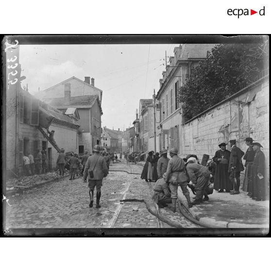 Châlons-sur-Marne (Marne). Monseigneur Tissier, évêque de Châlons visitant les victimes du bombardement. [légende d’origine]