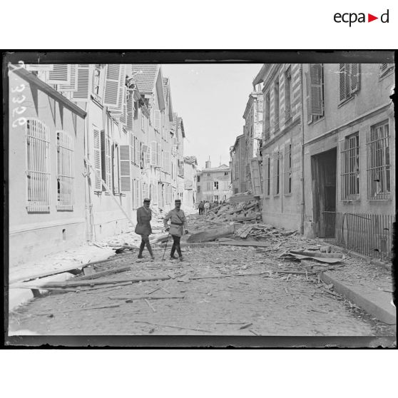 Châlons-sur-Marne (Marne). Rue de la Gravière. Maisons atteintes par le bombardement, nuit du 18 au 19 juillet 1918.  [légende d’origine]