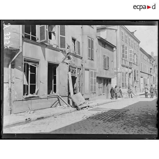 Châlons-sur-Marne (Marne). Rue de la Gravière n°28. Maisons atteintes par le bombardement, nuit du 18 au 19 juillet 1918. [légende d’origine]