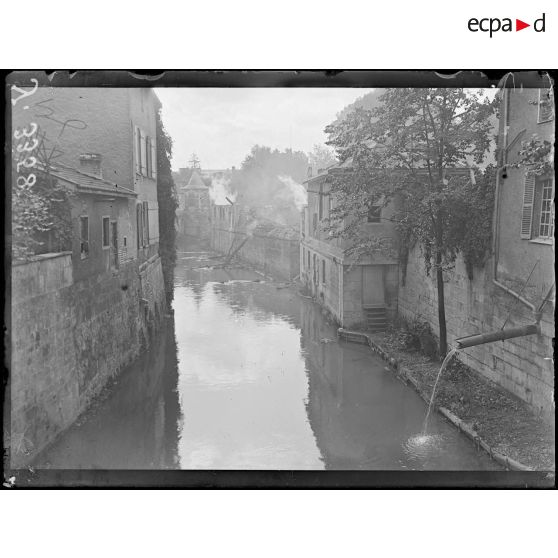 Châlons-sur-Marne (Marne). Au bord du canal. Maisons incendiées par le bombardement nuit du 18 au 19 juillet 1918. [légende d’origine]