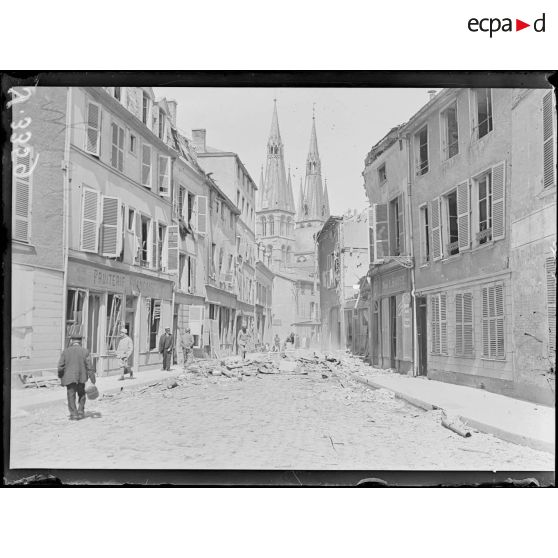 Châlons-sur-Marne (Marne). Place Chétif. Maisons incendiées par le bombardement nuit du 18 au 19 juillet 1918. [légende d’origine]