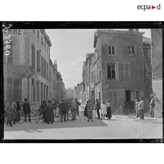 Châlons-sur-Marne (Marne). Angle des rues de la Gravière et Garinet. Maisons incendiées par le bombardement nuit du 18 au 19 juillet 1918. [légende d’origine]