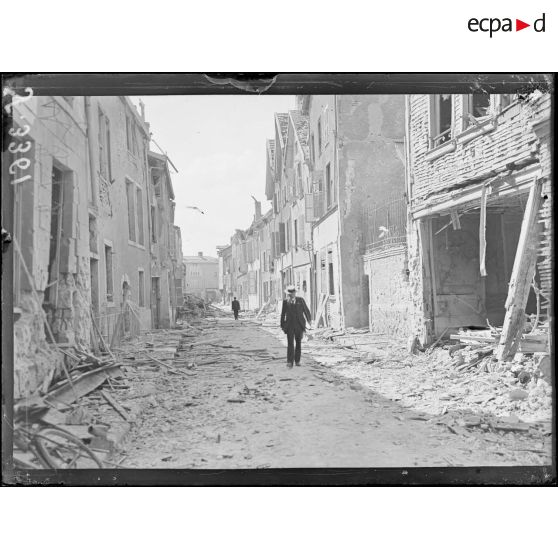 Châlons-sur-Marne (Marne). Rue de la Gravière. Maisons incendiées par le bombardement nuit du 18 au 19 juillet 1918. [légende d’origine]