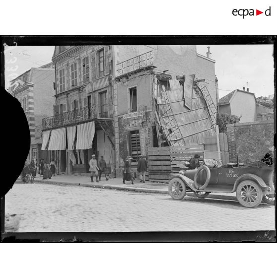 Châlons-sur-Marne (Marne). 15 place du Marché. Maison atteinte par le bombardement nuit du 18 au 19 juillet 1918. [légende d’origine]