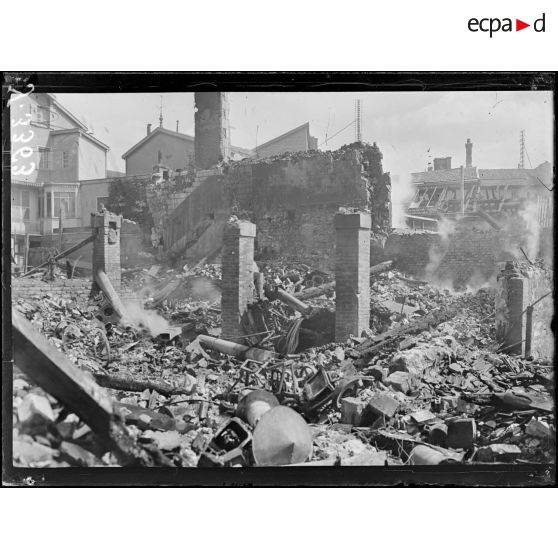 Châlons-sur-Marne (Marne). Ruelle du canal. Maisons incendiées par le bombardement nuit du 18 au 19 juillet 1918. [légende d’origine]