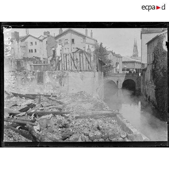 Châlons-sur-Marne (Marne). Au bord du canal. Maisons incendiées par le bombardement nuit du 18 au 19 juillet 1918. [légende d’origine]