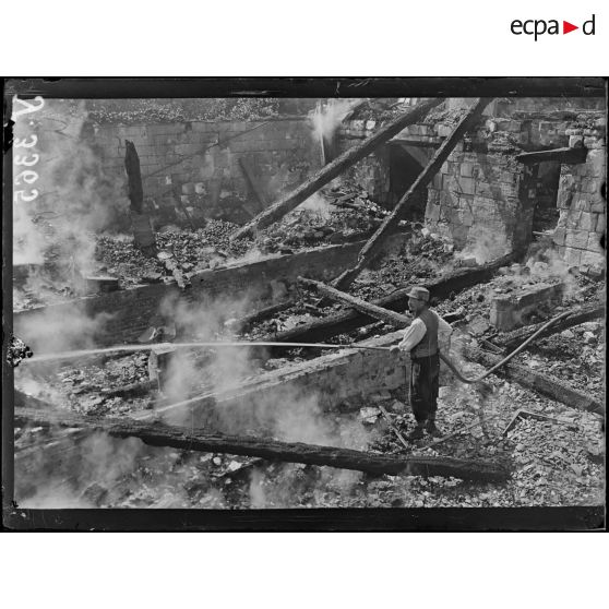 Châlons-sur-Marne (Marne). Au bord du canal. Maisons incendiées par le bombardement nuit du 18 au 19 juillet 1918. [légende d’origine]