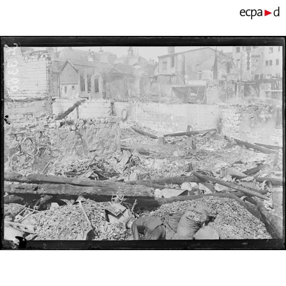 Châlons-sur-Marne (Marne). Au bord du canal. Maisons incendiées par le bombardement nuit du 18 au 19 juillet 1918. [légende d’origine]