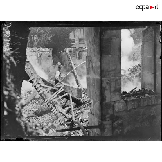 Châlons-sur-Marne (Marne). Au bord du canal. Maisons incendiées par le bombardement nuit du 18 au 19 juillet 1918. [légende d’origine]