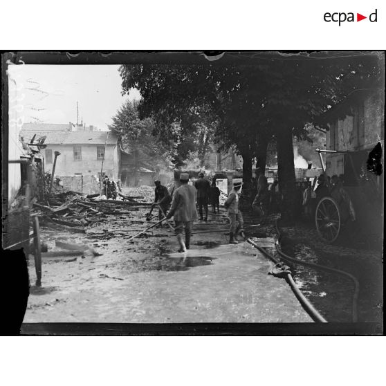 Châlons-sur-Marne (Marne). Au bord du canal. Maisons incendiées par le bombardement nuit du 18 au 19 juillet 1918. [légende d’origine]