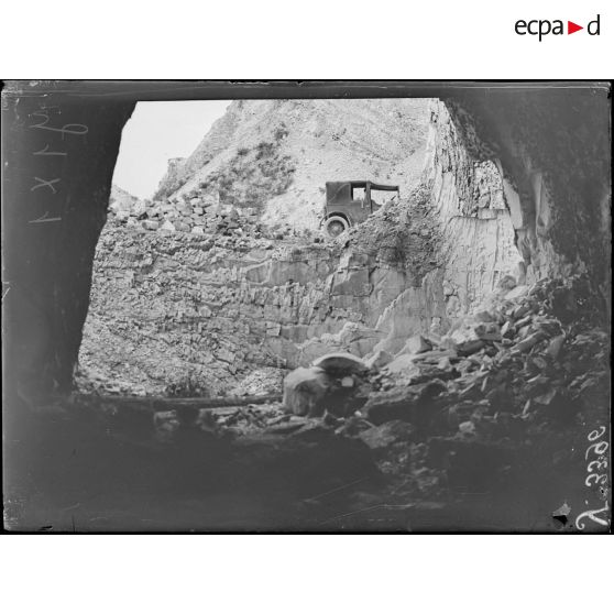 Chépy (Marne), près de Châlons-sur-Marne. Carrière de craie servant d'abri les nuits de bombardement. [légende d'origine]