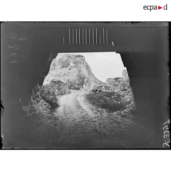 Chépy (Marne), près de Châlons-sur-Marne. Carrière de craie servant d'abri les nuits de bombardement. [légende d'origine]