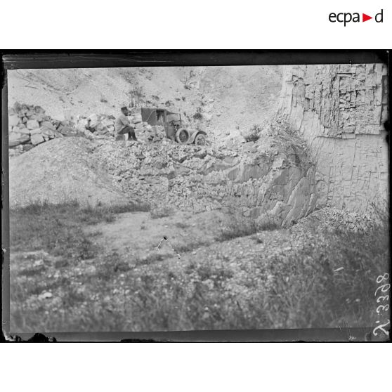 Chépy (Marne), près de Châlons-sur-Marne. Carrière de craie servant d'abri les nuits de bombardement. [légende d'origine]