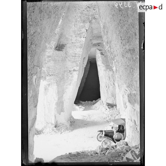 Chépy (Marne), près de Châlons-sur-Marne. Carrière de craie servant d'abri les nuits de bombardement. [légende d'origine]
