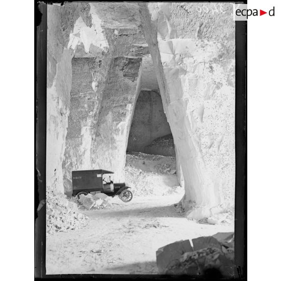 Chépy (Marne), près de Châlons-sur-Marne. Carrière de craie servant d'abri les nuits de bombardement. [légende d'origine]