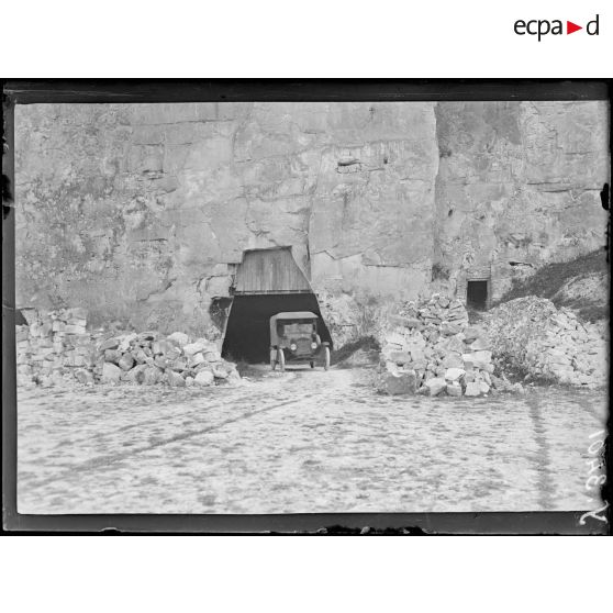 Chépy (Marne), près de Châlons-sur-Marne. Carrière de craie servant d'abri les nuits de bombardement. [légende d'origine]