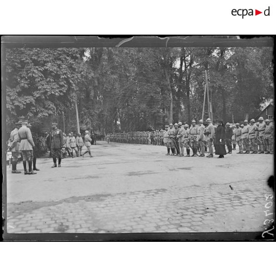 Châlons-sur-Marne (Marne). Remise de décorations par le général Gouraud. Arrivée du général Gouraud. [légende d'origine]