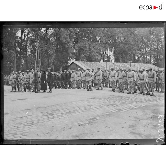 Châlons-sur-Marne (Marne). Remise de décorations par le général Gouraud. Le général Gouraud félicite la directrice des Postes. [légende d'origine]
