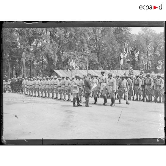 Châlons-sur-Marne (Marne). Remise de décorations par le général Gouraud. Les officiers et soldats qui vont être décorés, se mettent en ligne. [légende d'origine]