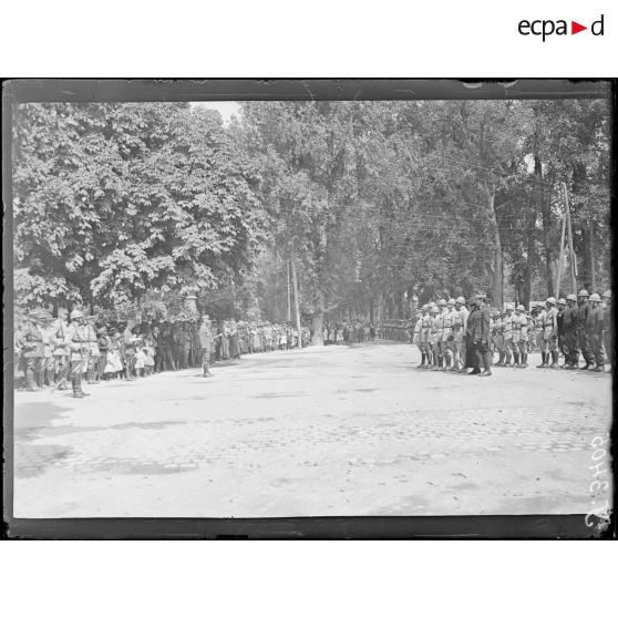Châlons-sur-Marne (Marne). Remise de décorations par le général Gouraud. La cérémonie. [légende d'origine]