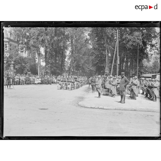 Châlons-sur-Marne (Marne). Remise de décorations par le général Gouraud. Le défilé après la cérémonie. [légende d'origine]