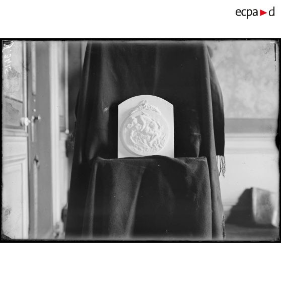 Paris. Maquette d'une médaille du Souvenir Français. [légende d'origine]