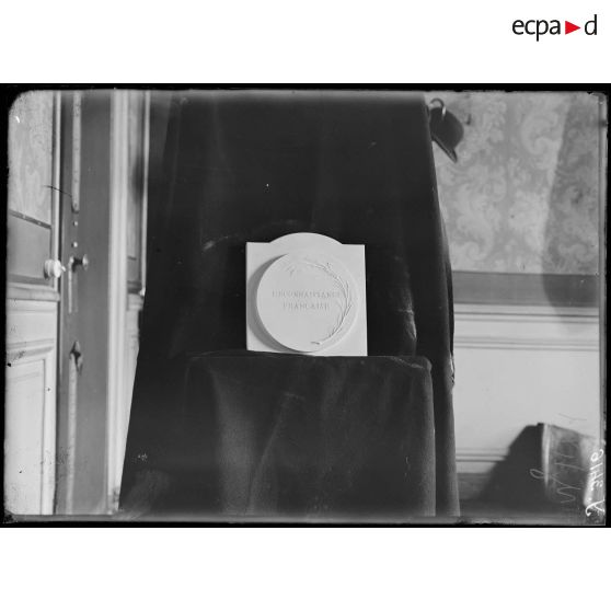 Paris. Maquette d'une médaille du Souvenir Français. [légende d'origine]