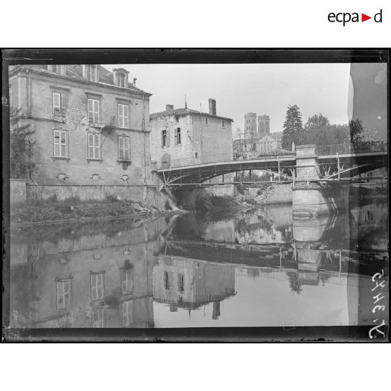 Verdun (Meuse). La cathédrale vue de la Meuse. [légende d'origine]