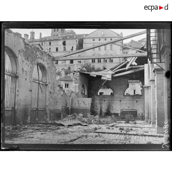 Verdun (Meuse). Le marché aux arcades. [légende d'origine]