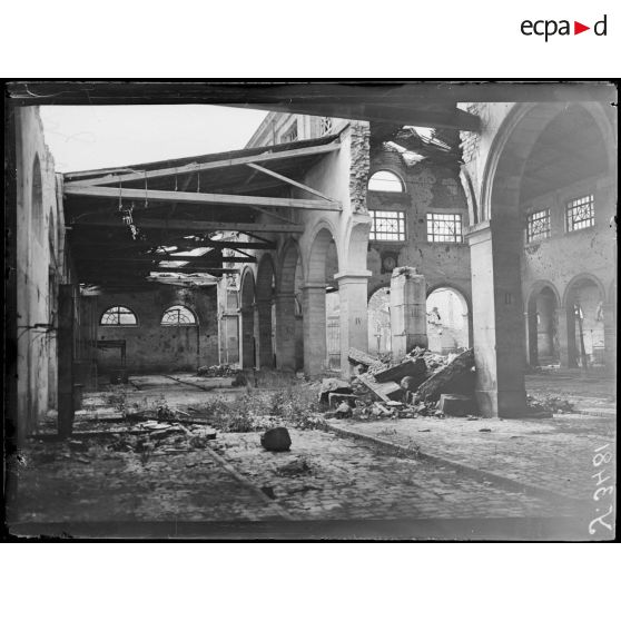 Verdun (Meuse). Le marché aux arcades. L'intérieur. [légende d'origine]