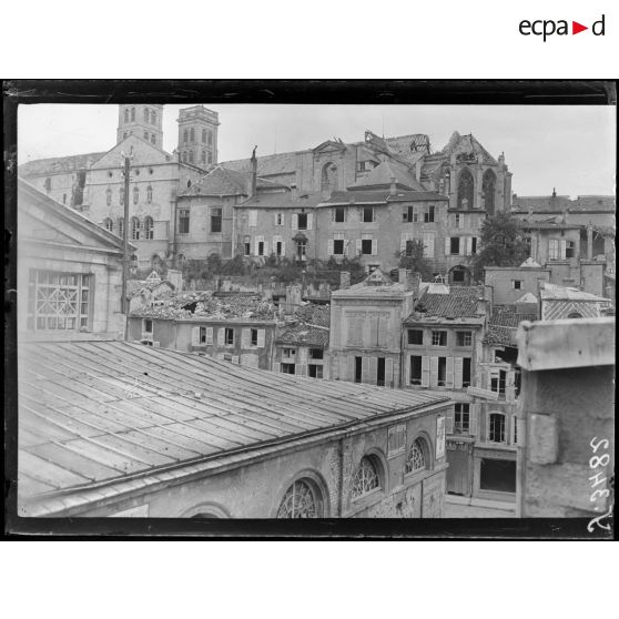 Verdun (Meuse). L'évêché et la cathédrale. [légende d'origine]