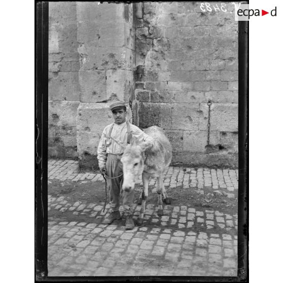 Verdun (Meuse). Soldat et son âne. [légende d'origine]