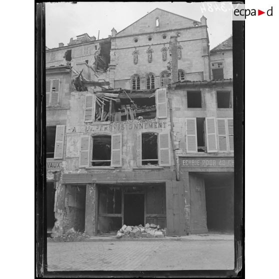 Verdun (Meuse). L'évêché, brèche faite par un 380 en novembre 1918. [légende d'origine]
