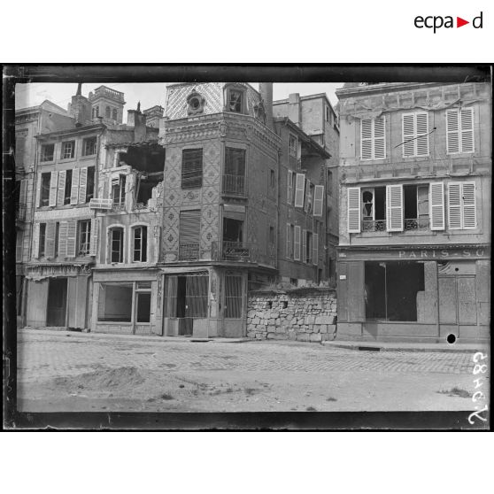 Verdun (Meuse). Les n° 7-9 et 11 de la place du Marché couvert. [légende d'origine]