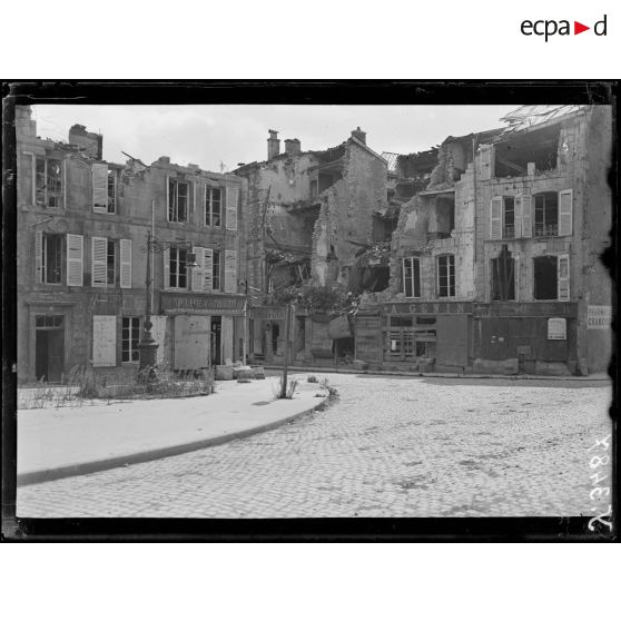 Verdun (Meuse). Un coin de la place Mazel. [légende d'origine]