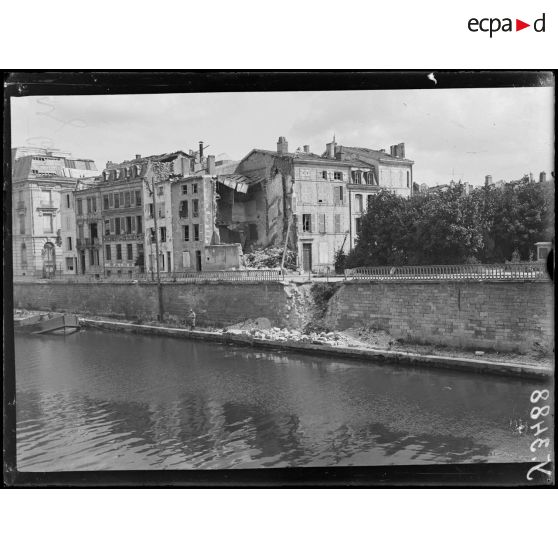 Verdun (Meuse). Un coin de la place Chevert et quai de la République. [légende d'origine]