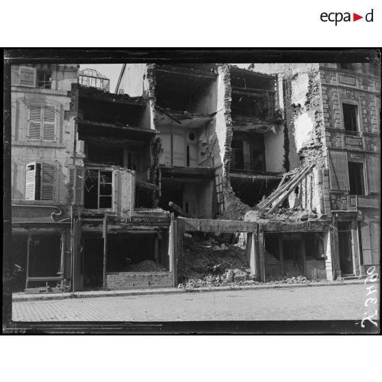 Verdun (Meuse). Maisons rue Beaurepaire. [légende d'origine]