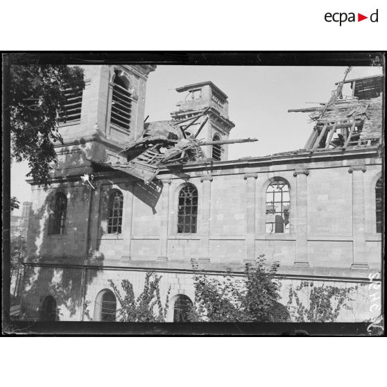 Verdun (Meuse). L'église St Sauveur vue de l'hôpital militaire. [légende d'origine]
