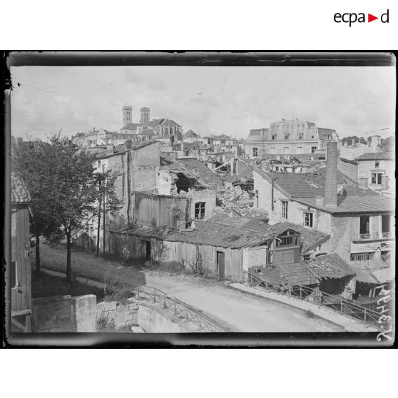 Verdun (Meuse). Un coin de la ville vu de l'église St Sauveur. [légende d'origine]