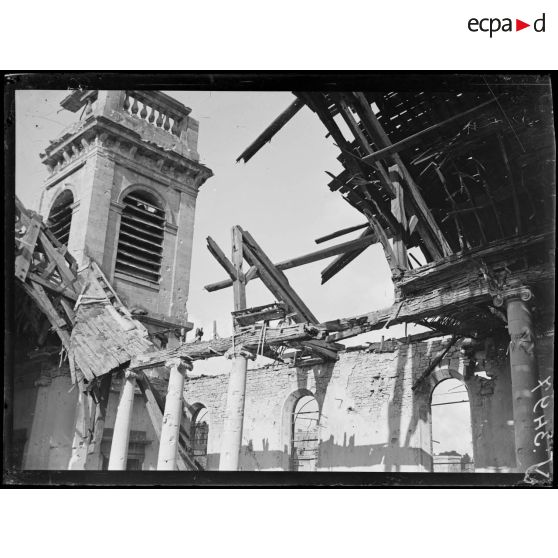 Verdun (Meuse). Un coin de l'église St Sauveur. [légende d'origine]