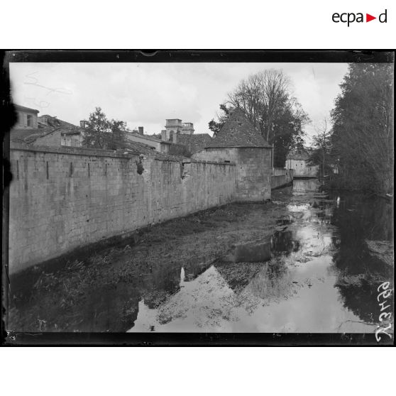 Verdun (Meuse). Un coin des fossés. [légende d'origine]