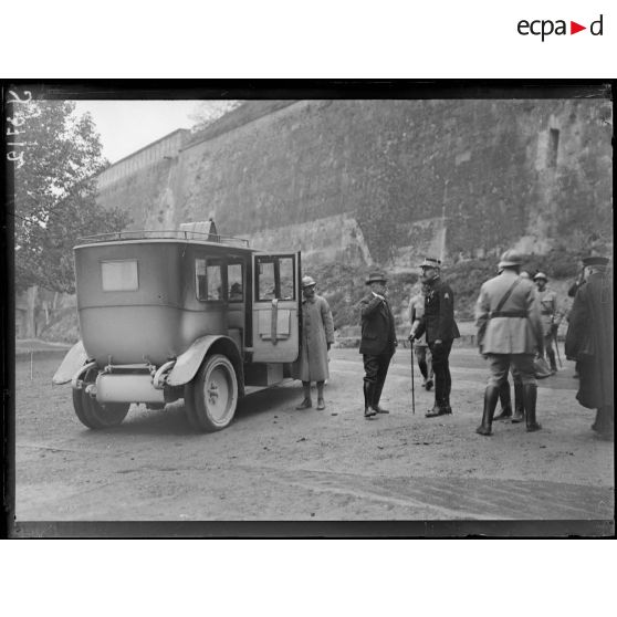 Verdun. Meuse. Départ de M. Poincaré après la cérémonie. [légende d'origine]