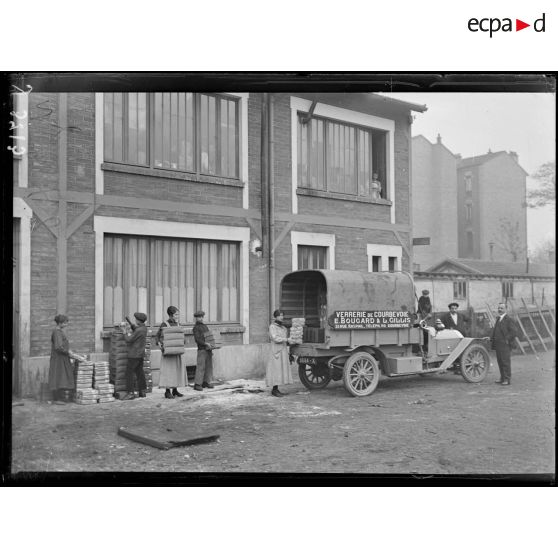 Courbevoie. Seine. La verrerie, vue extérieure. [légende d'origine]