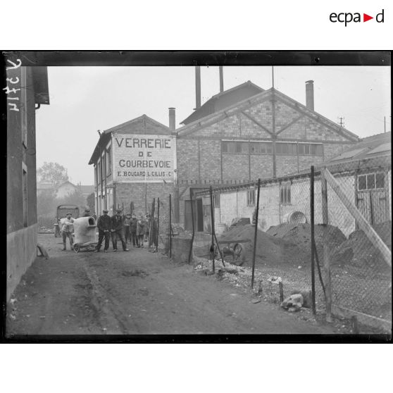 Courbevoie. Seine. La verrerie, vue d'ensemble. [légende d'origine]
