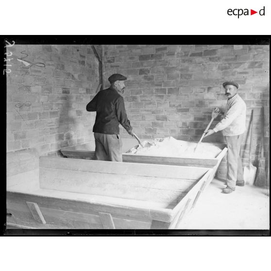 Courbevoie. Seine. La verrerie. La chambre à composition. [légende d'origine]