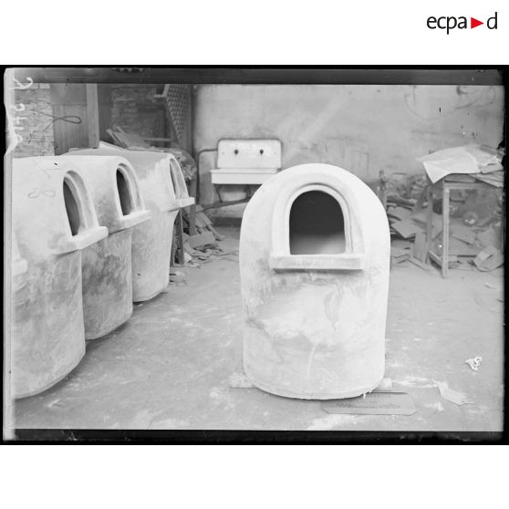 Courbevoie. Seine. La verrerie. Cornues en terre réfractaire. [légende d'origine]