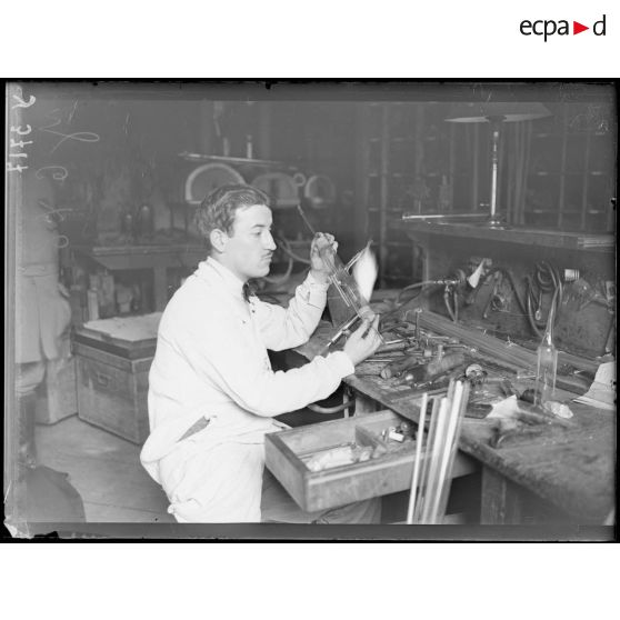 Paris. Verrerie. Fabrication pour le dosage de l'acide. [légende d'origine]