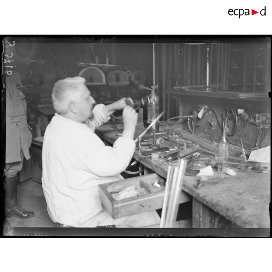 Paris. Verrerie. Fabrication d'un tube à robinet. [légende d'origine]